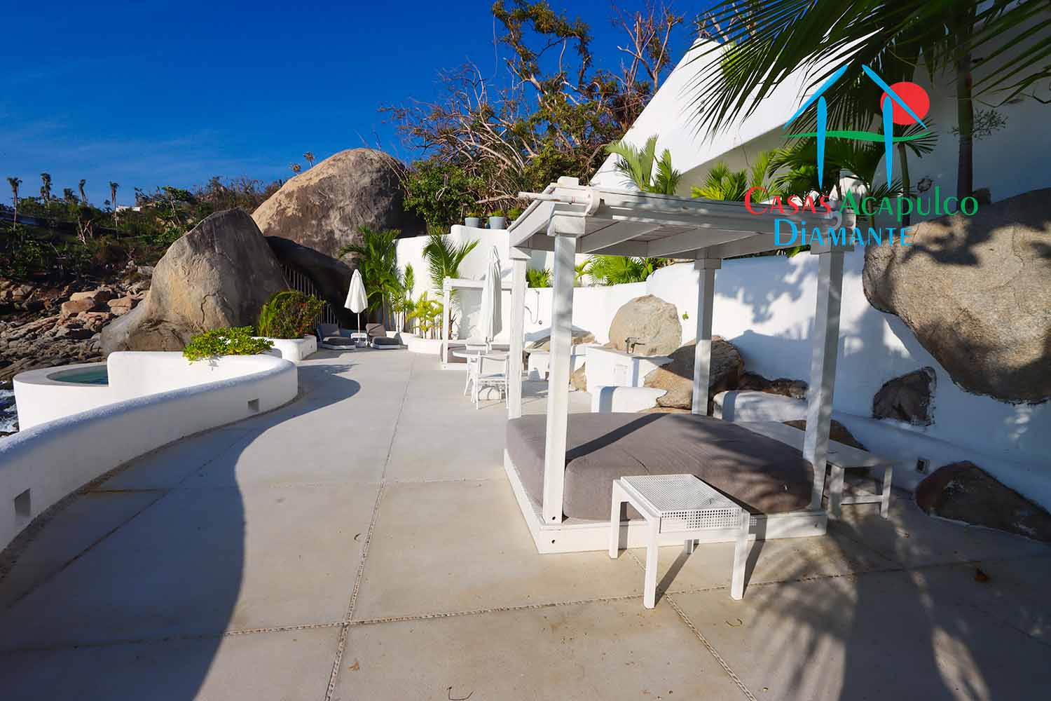 Casa de la Ensenada - Terraza inferior con asoleadero, playa artificial, camastros con gabinetes, alberca, jauzzi 5 Casa de la Ensenada - Terraza inferior con asoleadero, playa artificial, camastros con gabinetes, alberca, jauzzi 5